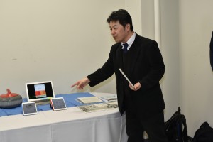カーリング競技の戦略支援システムソフトを紹介する桝井准教授