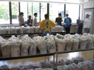 食品を受取る学生1