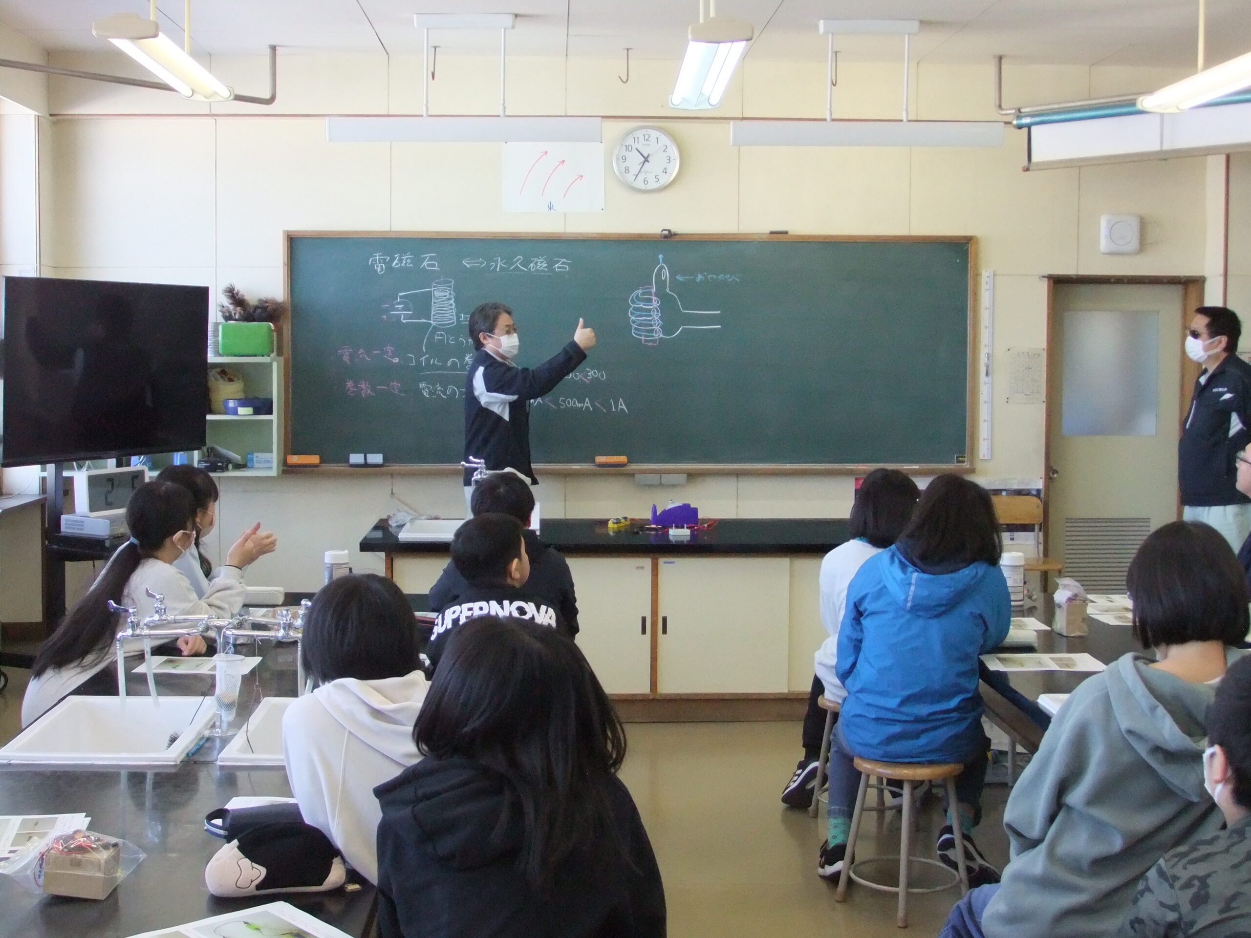 Abbiamo condotto esperimenti scientifici in loco e programmato l'apprendimento per gli studenti delle scuole elementari nella città di Kitami  Istituto di tecnologia Kitami